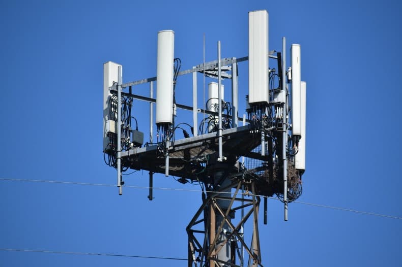 Menos de 8% das cidades brasileiras têm leis de antenas adaptadas a 5G; falta da legislação impede instalação da infraestrutura para melhoria do sinal