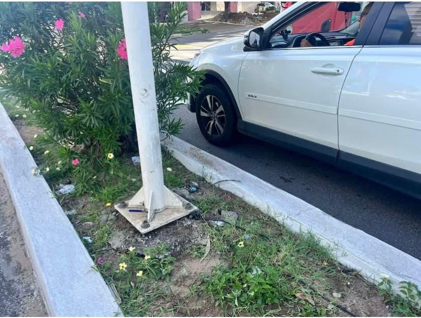 Motociclista morre após colidir com outra moto e bater a cabeça em poste na Avenida Salgado Filho