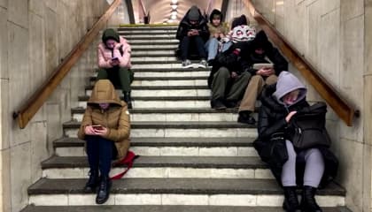 Rússia lança ataque aéreo contra as duas maiores cidades da Ucrânia; pessoas se abrigam no metrô