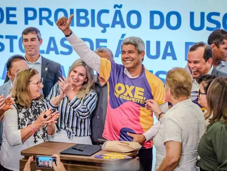 Governador da Bahia proíbe pistola de água no carnaval para evitar violência contra mulheres