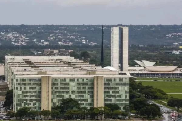 Servidores federais preparam contraproposta e exigem aumento em 2024