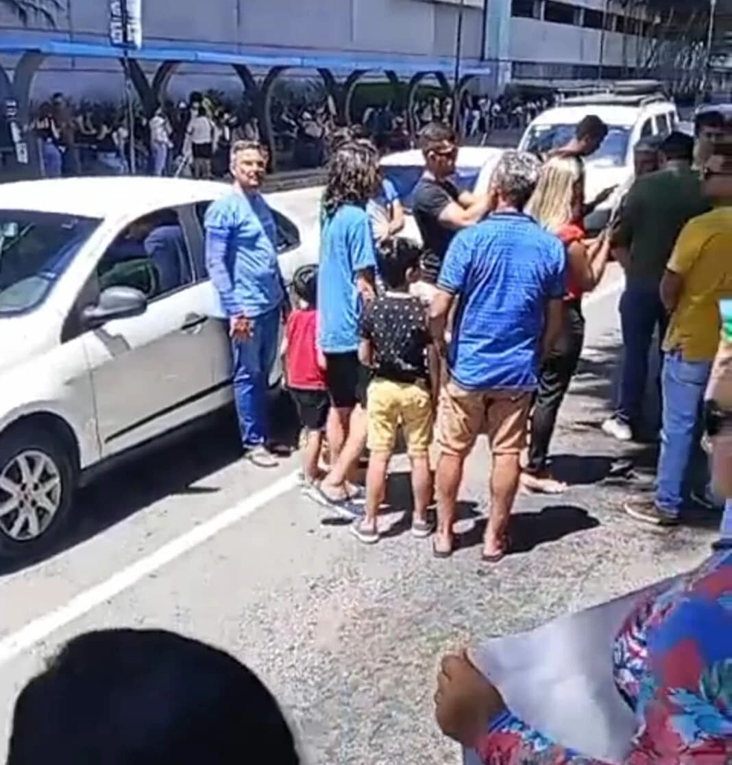 Motoristas por aplicativo realizam protesto e deixa trânsito lento na Salgado Filho