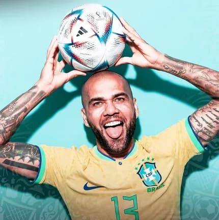 Daniel Alves muda versão, alega embriaguez e convoca Joana Sanz, diz jornal