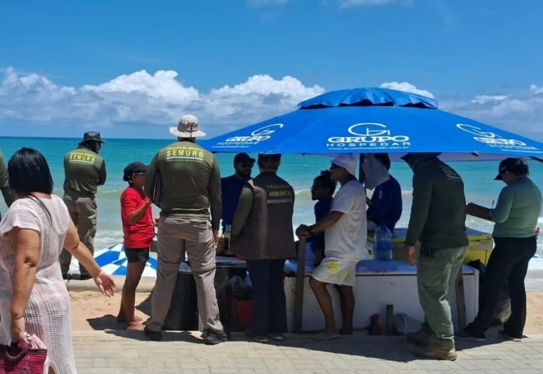 Semurb notifica 20 quiosqueiros por descumprir ordenamento na Praia de Ponta Negra