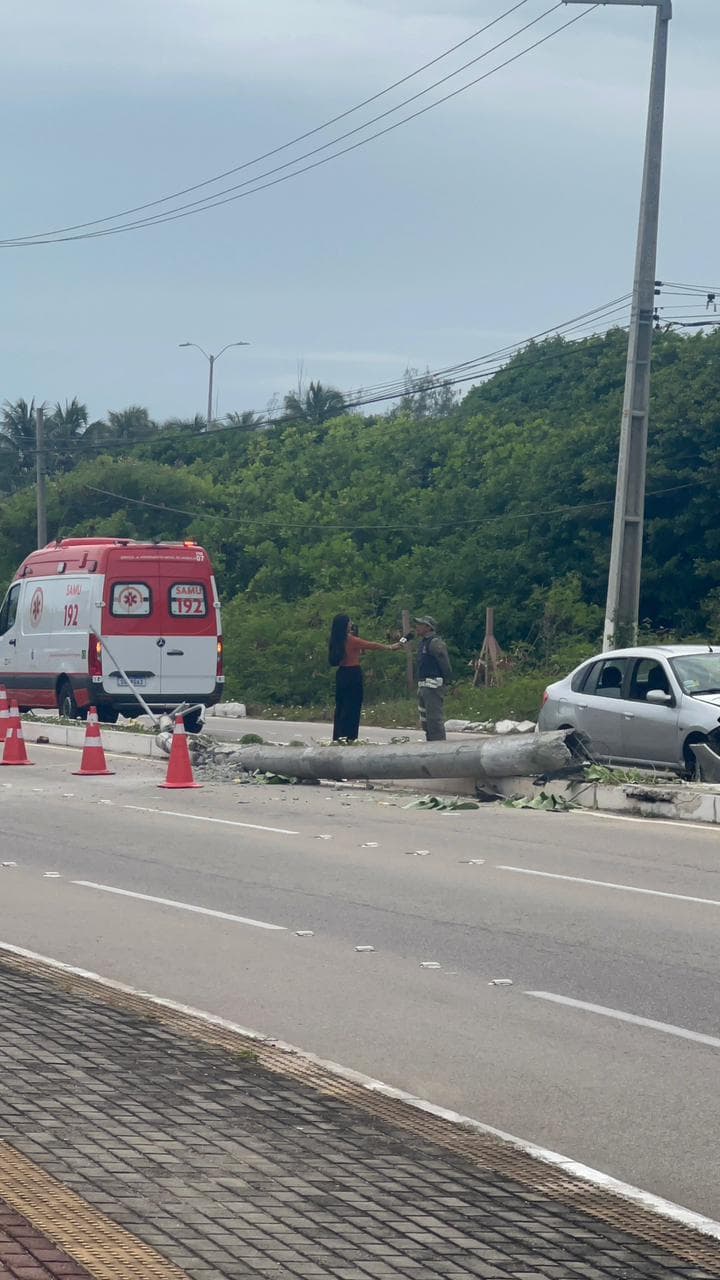 VÍDEO E FOTOS: Motorista perde o controle e colide em poste na Via Costeira
