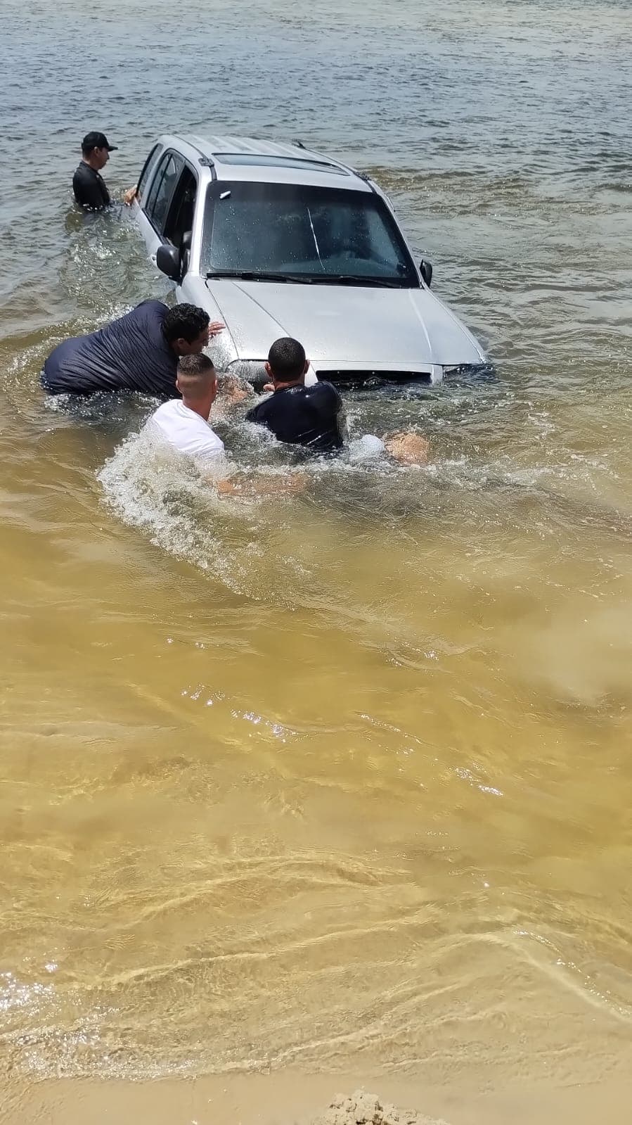 VÍDEO E FOTO: Chevrolet Tracker amanhece coberta de água em Barra do Rio