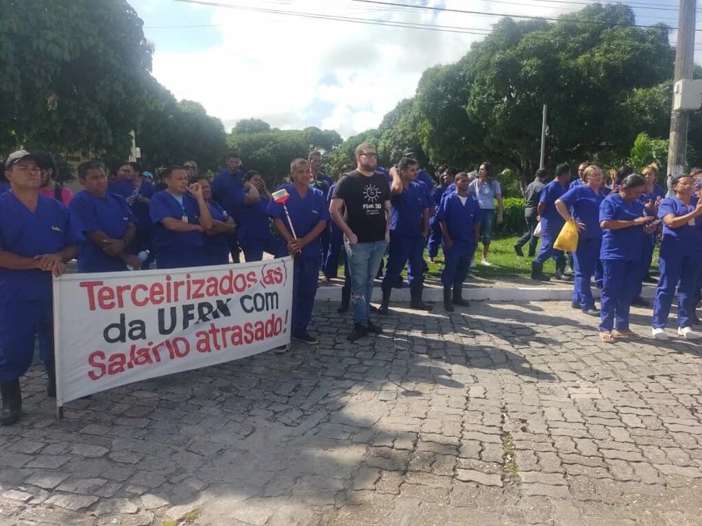 Terceirizados da UFRN ocupam reitoria em protesto por atrasos em pagamento de salário