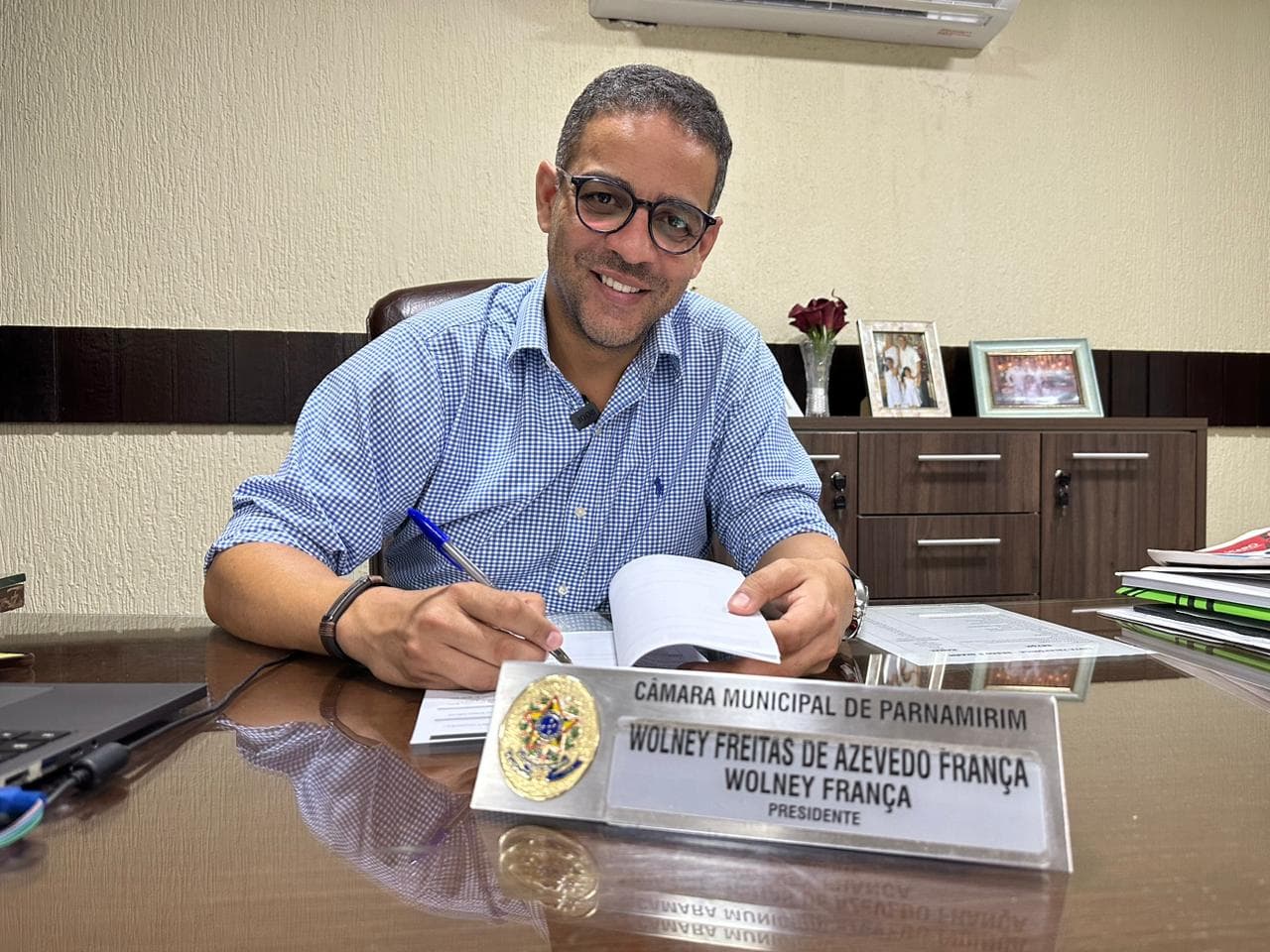 Presidente da Câmara de Parnamirim, Wolney França, assina contrato para aquisição de veículo que será destinado à Secretaria de Assistência Social do município