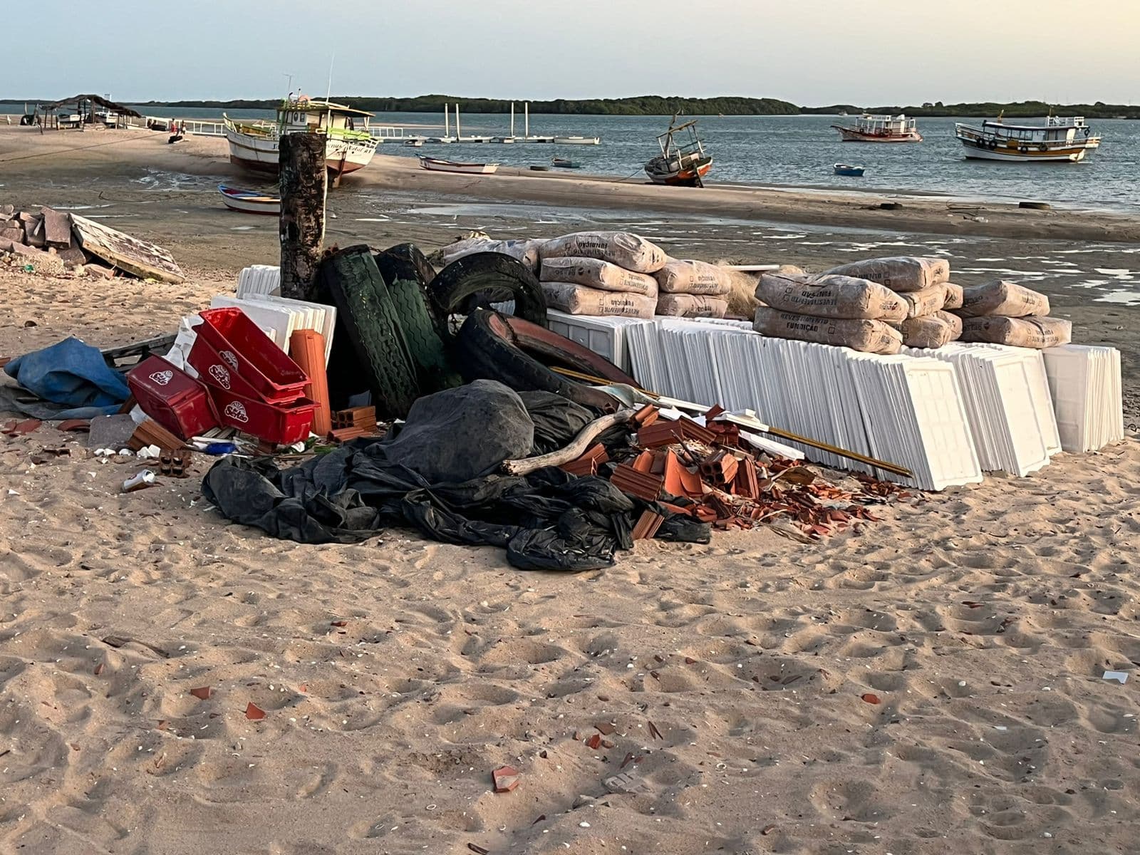 GALINHOS: Turistas e população reclamam de descaso com praia paradisíaca