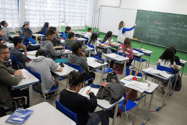 Só 19% dos alunos de uma geração terminaram ensino médio com qualidade no Brasil, mostra novo índice