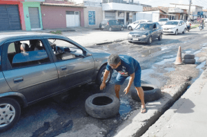 Moradores reclamam dos buracos na Avenida das Fronteiras