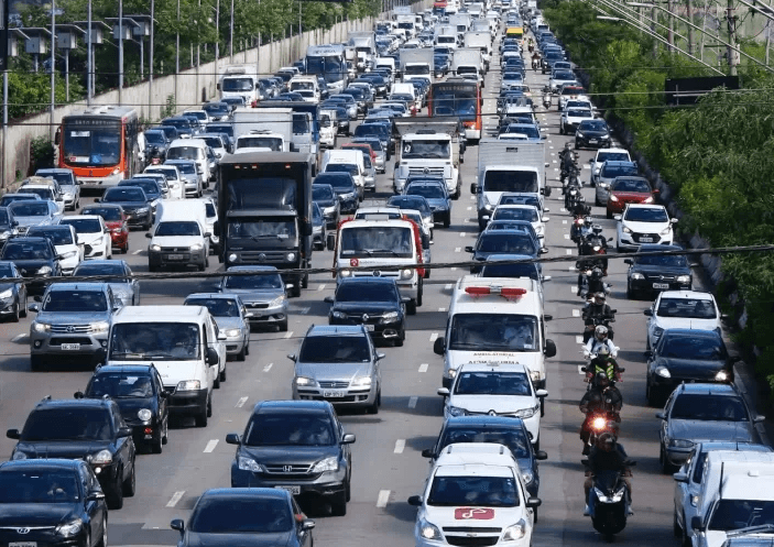 Levantamento mostra que 1 em cada 3 municípios brasileiros tem mais motos do que carros