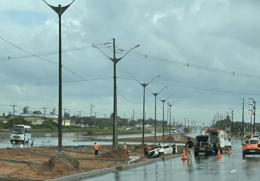 Carro derrapa e capota na BR-101 Norte; Passageira ficou ferida