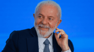 Governo Lula começa 2º ano aprovado por 49%, diz PoderData