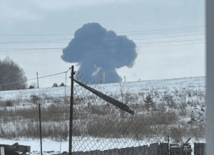 [VÍDEO] Rússia: avião militar que transportava 65 prisioneiros ucranianos caiu
