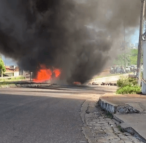 Ônibus é incendiado na Ponte de Igapó em protesto; trânsito é interrompido e polícia militar está no local