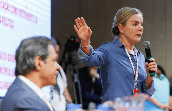 Gleisi rebate Haddad e diz que Lula em eleição de 2026 é antecipado