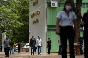 Servidores federais pressionam governo com greves e entregas de cargos