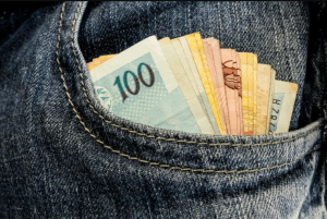 61% dos brasileiros não conseguem poupar dinheiro, aponta pesquisa