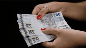 Renda dos mais ricos cresce até o triplo do restante dos brasileiros