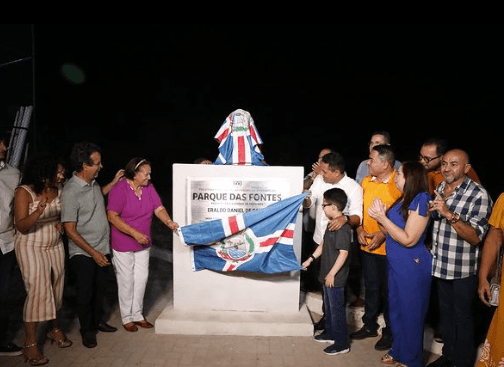 VERGONHA: Eraldo, O Ingrato, faz ‘homenagem' ao ex-prefeito Paulo Emídio, mas tem o próprio nome em placa maior que o do homenageado