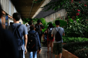 Inação do MEC no Fies provoca endividamento e abandono de cursos