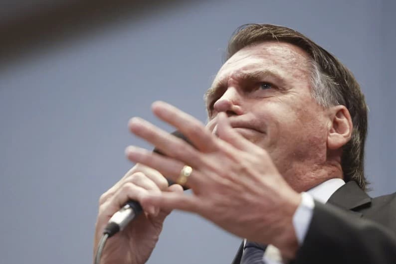 PF intima Bolsonaro e Wajngarten a depor sobre “importunação” a baleia jubarte durante passeio de jet ski no litoral de São Paulo