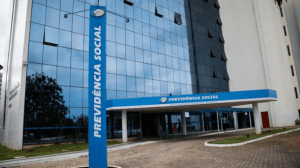 Fila do INSS aumenta em meio milhão no 1º ano do governo Lula