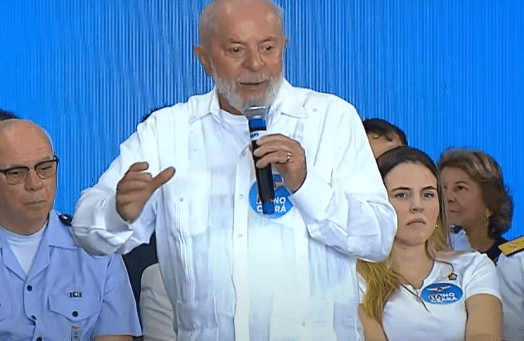 Lula diz que aumentará salário de professores "quando recuperar a economia" do Brasil