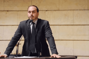 Carlos Bolsonaro vai depor hoje sobre publicação considerada ofensiva a diretor da PF