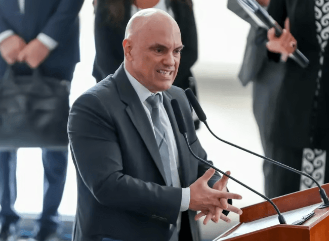 Até o ChatGPT sabe que Moraes é suspeito