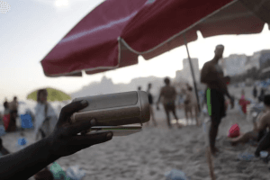 Veto a caixas com música nas praias se alastra pelo país e divide banhistas