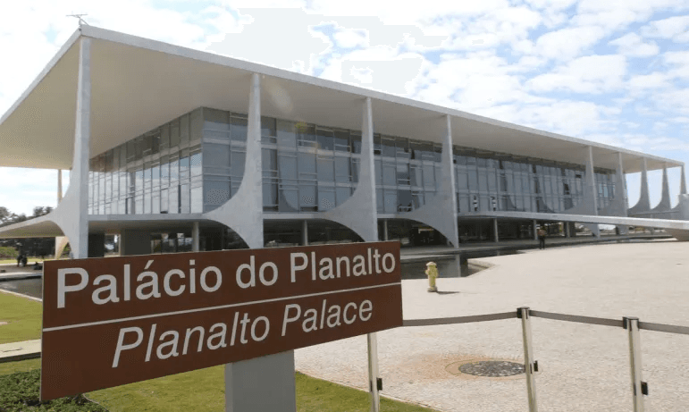 Governo Federal aumenta impostos de carro elétrico e placas solares