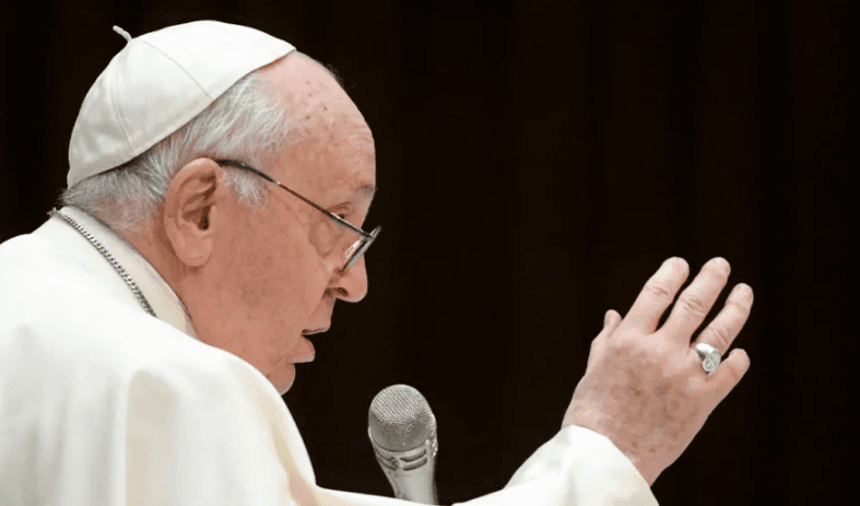 Papa reafirma que bênçãos LGBT são para indivíduos, não aprovação de uniões