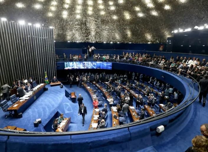 Deputados e senadores coletam assinaturas para PEC que exige aval do Congresso para medidas judiciais contra parlamentares