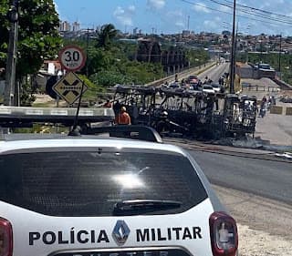 Polícia prende três pessoas por furtarem itens de ônibus que foi incendiado na Ponte de Igapó