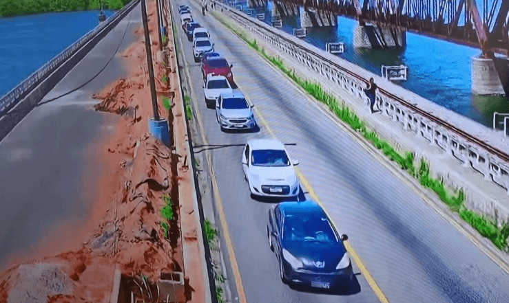 Ponte de Igapó é liberada após protesto que interrompeu o tráfego neste sábado