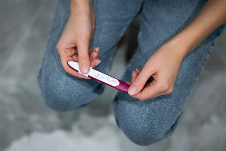 "Concordei em fazer sexo a três com minha melhor amiga e meu namorado, e agora ela está grávida dele", desabafa mulher