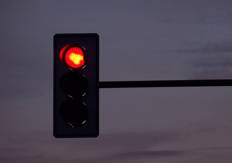 Fátima veta projeto de lei que visava proibir multas por avanço de semáforo das 23h às 5h no RN