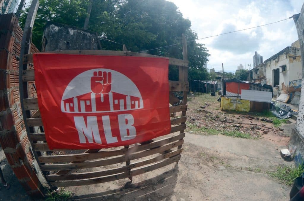 Invasão do MLB em terreno privado completa um mês sem solução