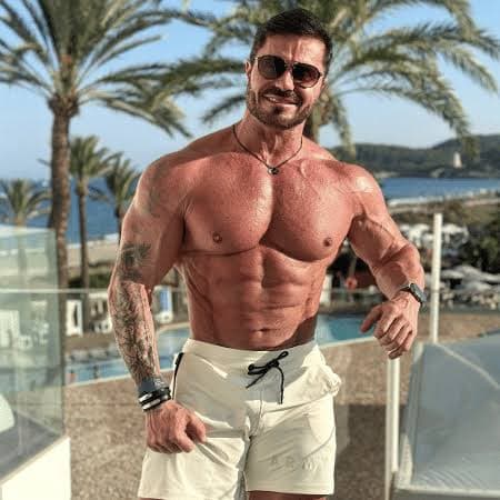 Influenciador Renato Cariani usava nomes de crianças para comprar hormônios de crescimento