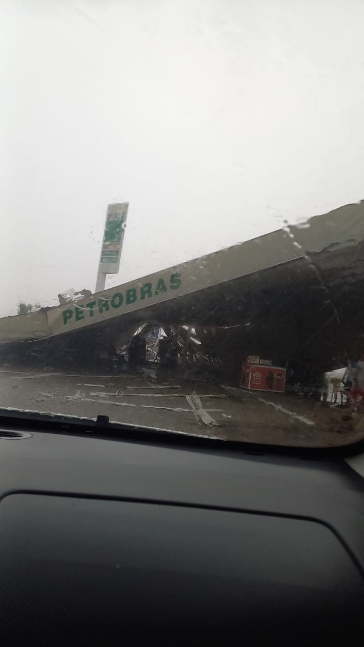 VÍDEO E FOTOS: Ventania derruba cobertura de posto de combustíveis em Cruzeta
