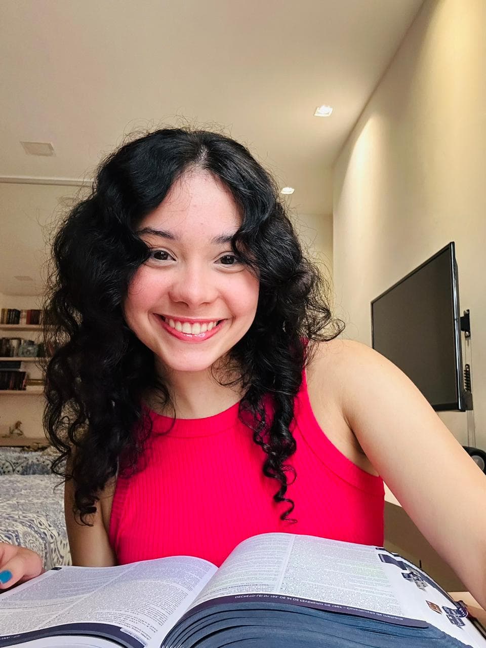 Aos 19 anos, Júlia Gabriely é aprovada no exame da OAB. "Todos os dias, sentava no meu quarto por cerca de três horas para estudar"