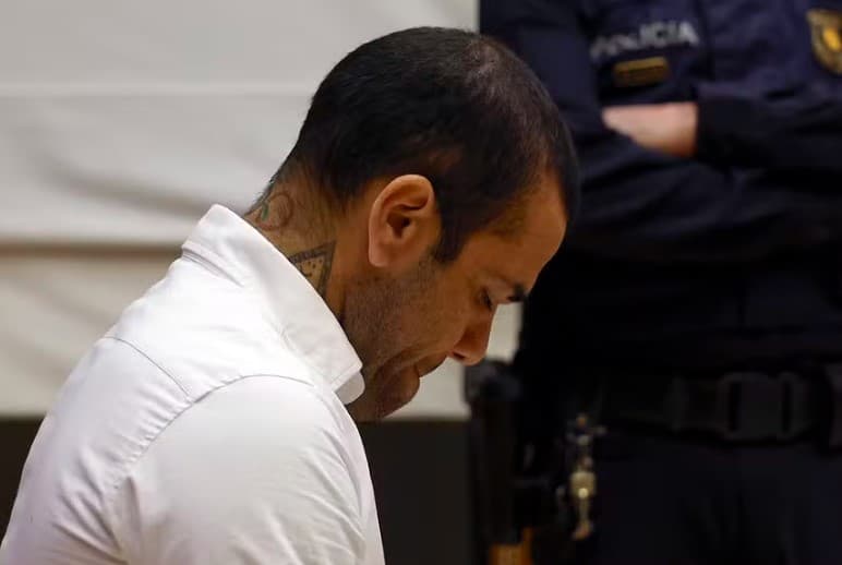 Daniel Alves planejava fugir para o Brasil se tivesse recebido liberdade condicional, revela ex-companheiro de cela na Espanha