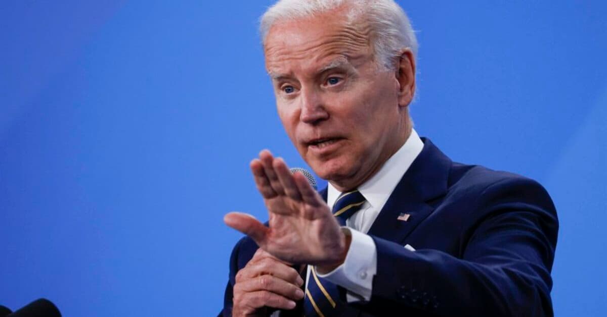 Biden diz que encontrou recentemente presidente francês que morreu em 1996