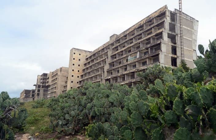Após 19 anos do embargo da obra, oitavo andar do Hotel BRA, na Via Costeira, começa a ser demolido