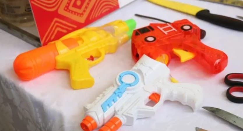 PROIBIDAS: Polícia Militar recolhe pistolas de água durante o Carnaval de Salvador