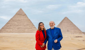 Enquanto o Brasil enfrenta um surto de dengue e crise na segurança pública, Lula passeia com Janja pelas pirâmides de Gizé