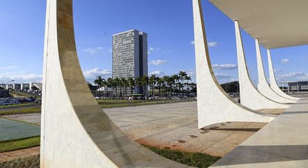 Deputados da oposição querem dividir com senadores o poder de sabatinar indicados ao STF e mandato de dez anos para os ministros do Supremo