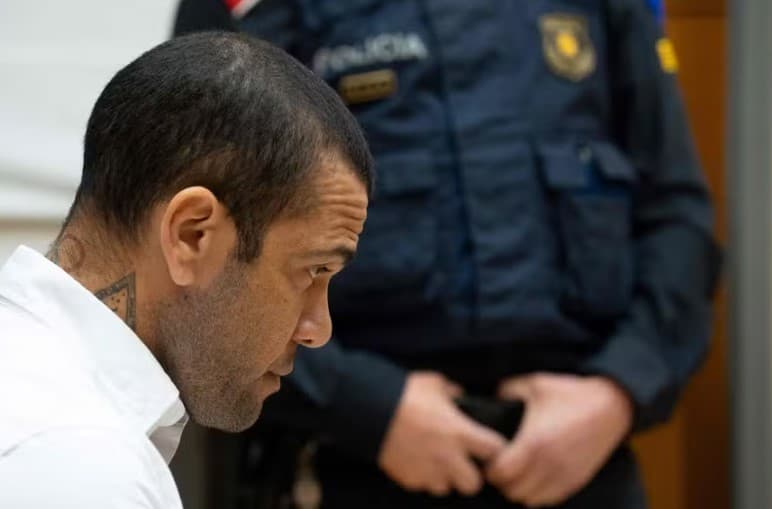 Espanha terá que devolver 1,2 milhão de euros a Daniel Alves, que quer usar valor para pedir liberdade provisória